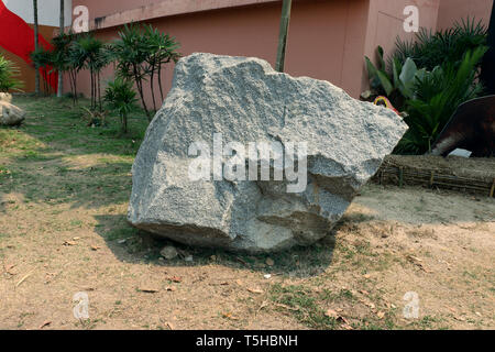 Pierre de granit, Fragment de granit sur sol galerie d'images haute résolution. Banque D'Images