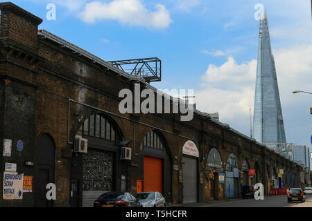 Vue sur le marché de la rue George Sand avec la vue de la forte dans l'arrière-plan de Bermondsey, sud-est de Londres, en Angleterre. Banque D'Images