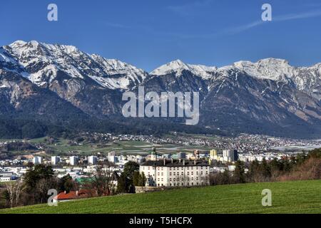 Schloss Ambras Schloss Ambras,,, Amras, Innsbruck, Tirol, Österreich, Landeshauptstadt, Burg, Maximilien, Wappen, Sonnenuhr, Schornstein, Rauchfang, F Banque D'Images