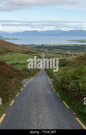 Landstraße in der Grafschaft Kerry, Irlande. / Route de comté, dans le comté de Kerry avec l'Inveragh péninsule dans la distance, de l'Irlande. Banque D'Images