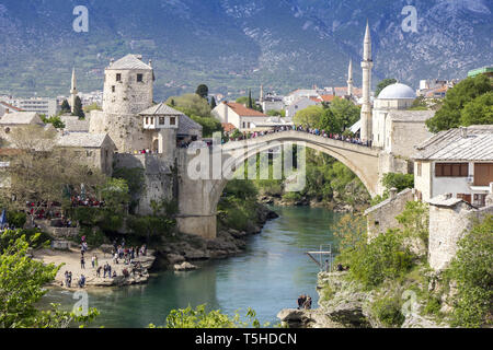 Le vieux pont de Mostar avec maisons et minarets en Bosnie et Herzégovine Banque D'Images