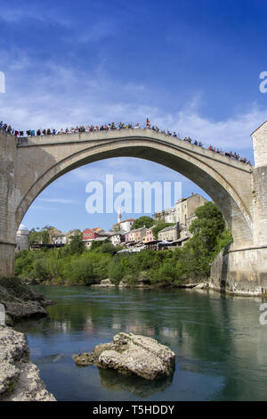 Le vieux pont de Mostar avec maisons et minarets en Bosnie et Herzégovine Banque D'Images