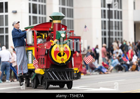 Wilmington, North Carolina, USA - 6 Avril 2019 : La Caroline du Festival des azalées, le Soudan Shriners CHOO CHOO, descendre la 3e rue pendant la parade Banque D'Images