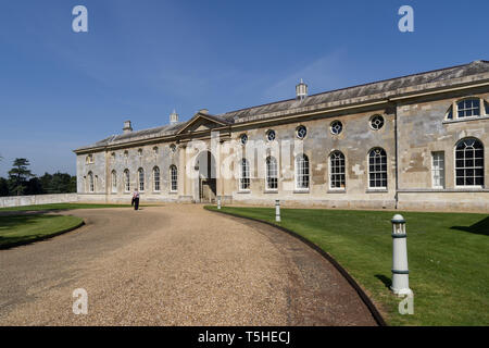 Dépendances à l'abbaye de Woburn, regroupées autour d'une cour centrale ; certaines chambres sont utilisées pour l'affiche historique, Bedfordshire, Royaume-Uni Banque D'Images