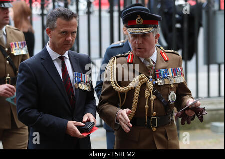 Chef de la Défense, le général Sir Nick Carter (à droite) assiste à l'Anzac Day Service de commémoration et d'action de grâce à l'abbaye de Westminster, Londres. Banque D'Images