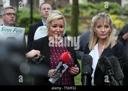 Sinn Fein leader adjoint Michelle O'Neill (à gauche) s'entretient avec les médias à l'extérieur du bureau électoral pour le Nord de l'Irlande après Martina Anderson (à droite) a remis son acte de candidature pour se présenter à l'élection européenne. Banque D'Images