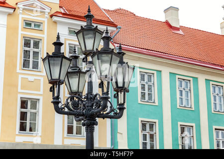 Old fashioned vintage lampe de rue dans la vieille ville de Tallinn Banque D'Images