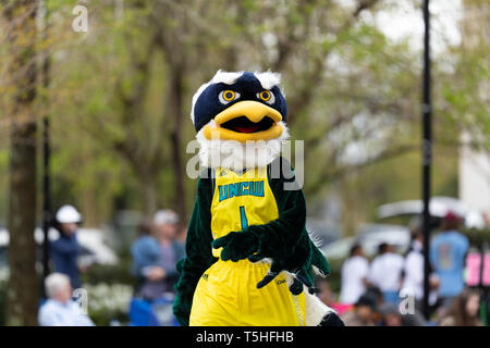 Wilmington, North Carolina, USA - 6 Avril 2019 : La Caroline du Festival des azalées, Sammy C. Hawk mascotte de University of North Carolina Wilmington, Banque D'Images
