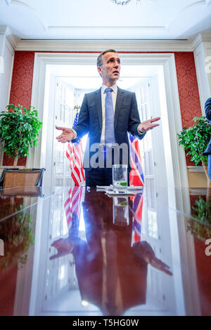 Le Premier ministre norvégien Jens Stoltenberg est titulaire d'un point de presse avant de rencontrer Ben Bernanke et le président américain Barack Obama à Washington Banque D'Images