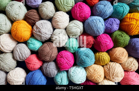 Colorful background made of many wool yarn balls. Banque D'Images