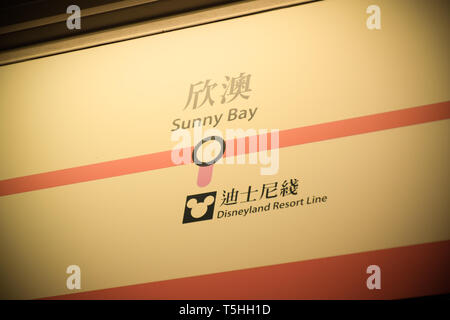 La gare MTR Tung Chung pour panneau de signe sur la ligne de la station Sunny Bay qui est reliée à Hong Kong Disneyland Resort Line, Hong Kong Banque D'Images