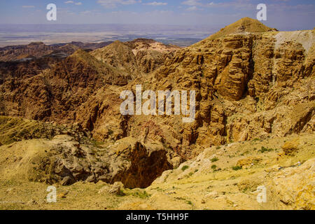 Voir d'Abarim montagnes de Tafilah Autoroute, Mer Morte la dépression à l'arrière-plan. La Jordanie. Banque D'Images