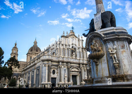 Catane Sicile Italie cathédrale Baroque vue depuis le côté de l'éléphant en pierre de lave historique monument avec vieille fontaine Banque D'Images