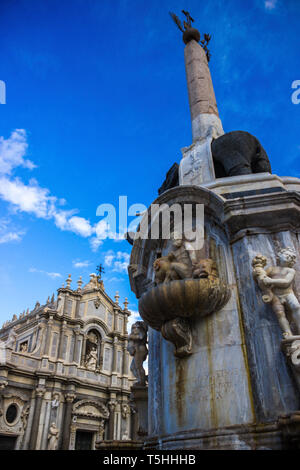 Catane Sicile Italie historique baroque monument symbole de la ville de l'éléphant avec vieille fontaine et la cathédrale en arrière-plan Banque D'Images