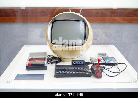 TERRASSA, ESPAGNE-19 mars 2019 : 1982 ZX Spectrum 8 bits ordinateur personnel par Sinclair Research dans le Musée National de la science et de la technologie de Banque D'Images