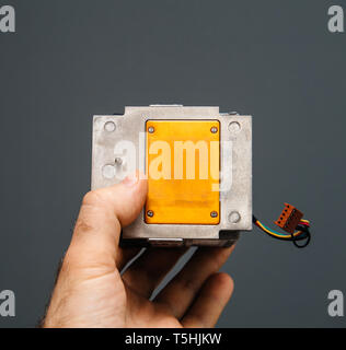 Homme tenant la partie arrière du nouveau refroidisseur dissipateur thermique de CPU de l'ordinateur d'un poste de travail serveur PC Banque D'Images