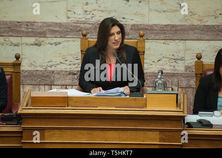 Athènes, Grèce. 16Th Jun 2015. Le Président du Parlement grec Zoe Konstantopoulou pendant le vote pour le président de la République hellénique session du Parlement grec à Athènes, Grèce. Crédit : Nicolas Koutsokostas/Alamy Stock Photo. Banque D'Images