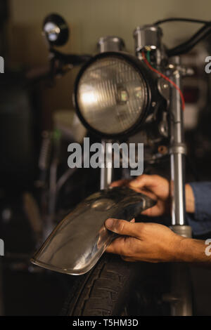 Mécanicien vélo Vélo fixation de garde-boue Banque D'Images