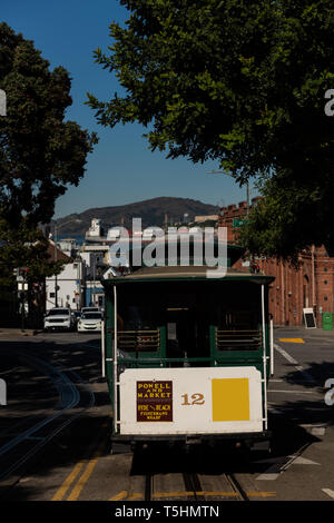 Déménagement tramway sur une piste à travers la ville street Banque D'Images
