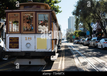 Déménagement tramway sur une piste à travers la ville street Banque D'Images