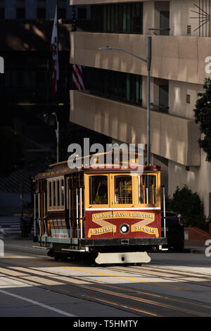 Déménagement tramway sur une piste à travers la ville street Banque D'Images