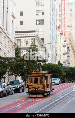 Déménagement tramway sur une piste à travers la ville street Banque D'Images