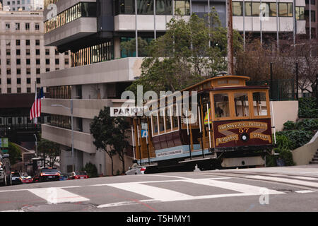 Déménagement tramway sur une piste à travers la ville street Banque D'Images