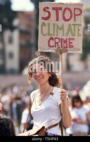 Jeune femme prenant part à vendredi pour protester contre l'avenir de l'école (grève pour le climat) - Greta Thunberg - Rome, Italie - 19 Avril 2019 Banque D'Images