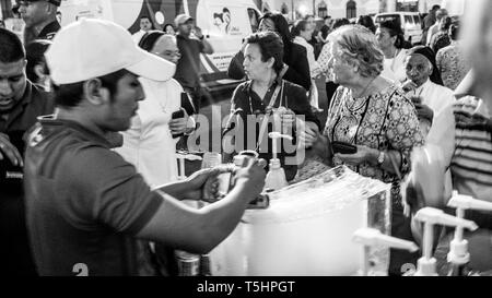 Glacé rasée (Raspado) Vendeurs dans la place de la cathédrale, la ville de Panama Banque D'Images