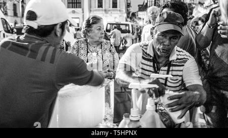 Glacé rasée (Raspado) Vendeurs dans la place de la cathédrale, la ville de Panama Banque D'Images