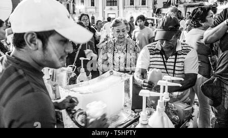 Glacé rasée (Raspado) Vendeurs dans la place de la cathédrale, la ville de Panama Banque D'Images