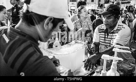 Glacé rasée (Raspado) Vendeurs dans la place de la cathédrale, la ville de Panama Banque D'Images