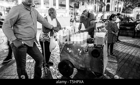 Glacé rasée (Raspado) Vendeurs dans la place de la cathédrale, la ville de Panama Banque D'Images