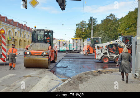 Saint-pétersbourg.Russie.octobre.15,2018.Le travail est en cours sur la pose de l'asphalte de la route .Les travaux sont réalisés dans le mode accéléré. Banque D'Images