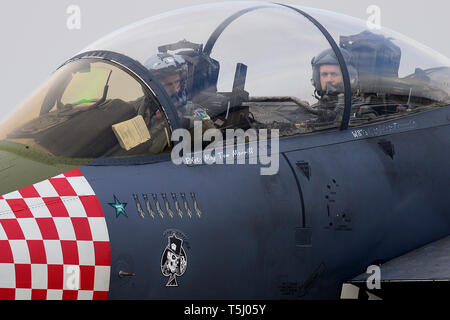 48e Escadre de chasse des équipages d'effectuer des vérifications avant vol au cours d'un exercice de préparation à la Royal Air Force Lakenheath, Angleterre, le 23 avril. Exercices de ce genre offrent à la fois d'équipage et du personnel de soutien affecté à RAF Lakenheath l'expérience nécessaire pour maintenir une force capable d'assurer la défense collective de l'alliance de l'OTAN. (U.S. Air Force photo/ Tech. Le Sgt. Matthew Plew) Banque D'Images