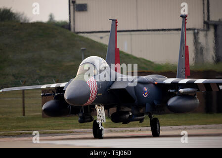 Un F-15E Strike Eagle affecté à la 48e Escadre de chasse des taxis pour une sortie d'entraînement au cours d'un exercice de préparation à la Royal Air Force Lakenheath, Angleterre, le 23 avril. Exercices de ce genre offrent à la fois d'équipage et du personnel de soutien affecté à RAF Lakenheath l'expérience nécessaire pour maintenir une force capable d'assurer la défense collective de l'alliance de l'OTAN. (U.S. Air Force photo/ Tech. Le Sgt. Matthew Plew) Banque D'Images