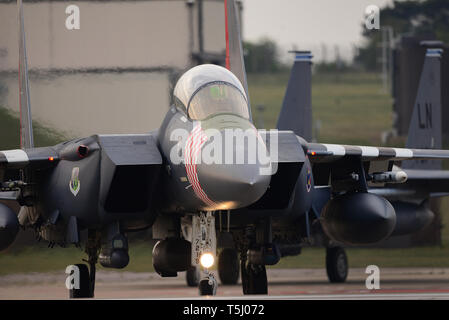 F-15E Strike Eagles affecté à la 48e Escadre de chasse taxi pour une sortie d'entraînement au cours d'un exercice de préparation à la Royal Air Force Lakenheath, Angleterre, le 23 avril. Exercices de ce genre offrent à la fois d'équipage et du personnel de soutien affecté à RAF Lakenheath l'expérience nécessaire pour maintenir une force capable d'assurer la défense collective de l'alliance de l'OTAN. (U.S. Air Force photo/ Tech. Le Sgt. Matthew Plew) Banque D'Images