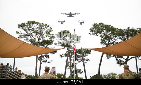 Deux CV-22 Osprey avion à rotors basculants et d'un MC-130H Combat Talon II, toutes les affectations pour le 1er groupe d'opérations spéciales, effectuer un survol au cours de l'opération Eagle Claw cérémonie de commémoration à Hurlburt Field, en Floride, le 24 avril 2019. La commémoration a eu lieu en l'honneur des cinq commandos de l'air et de trois Marines américains qui ont péri dans l'opération Eagle Claw en 1980 pendant une tentative de libération des otages américains de l'Iran. Leçons tirées au cours de la mission a abouti à la création d'United States Special Operations Command. (U.S. Photo de l'Armée de l'air par le sergent. Tarelle Walker) Banque D'Images