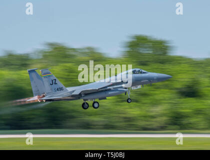 Un F-15 Eagle à la Garde nationale de la Louisiane 159e Escadre de chasse prend son envol sur la piste, le 10 avril 2019, le Naval Air Station Joint Reserve Base New Orleans (Louisiane) Le lieutenant-colonel Mark Sletten, 8e commandant FS, a déclaré que la mise en place de l'unité de combat simulé scénarios pour les élèves pilotes pourrait exercer à travailler en équipe avec une autre unité. (U.S. Air Force photo par un membre de la 1re classe Kindra Stewart) Banque D'Images