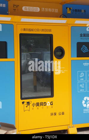 Shenzhen, Chine : chien jaune le tri et le recyclage des ordures intelligente machine Banque D'Images