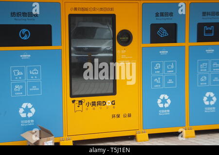 Shenzhen, Chine : chien jaune le tri et le recyclage des ordures intelligente machine Banque D'Images