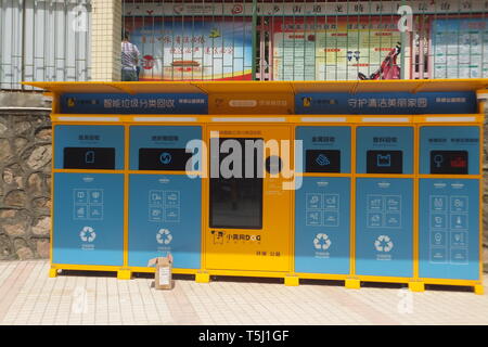 Shenzhen, Chine : chien jaune le tri et le recyclage des ordures intelligente machine Banque D'Images