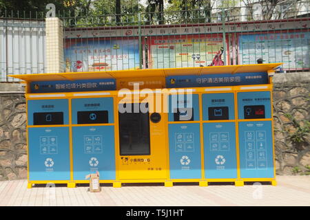 Shenzhen, Chine : chien jaune le tri et le recyclage des ordures intelligente machine Banque D'Images