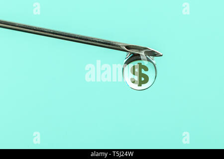 À partir de l'aiguille de la seringue avec chute de gouttes d'argent symbole de dollars. Cher médecine et l'assurance. Banque D'Images
