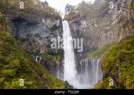 Chutes Kegon l'une des plus hautes cascades d'automne au Japon au Japon, le Parc National de Nikko. Banque D'Images