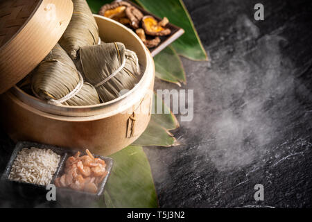 Zongzi, délicieux riz vapeur chaude boulettes en bateau à vapeur. Close up, de copie, de l'espace asiatique célèbre une cuisine savoureuse à dragon boat festival duanwu Banque D'Images