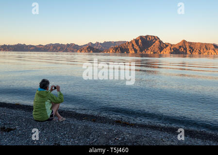 Femme en admirant la vue au lever du soleil, de la Baie de Loreto Nat. Park, Baja California Sur, au Mexique. Banque D'Images