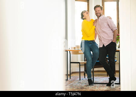Couple heureux de s'amuser ensemble dans cet appartement élégant Banque D'Images