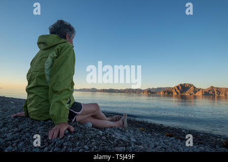 Femme en admirant la vue au lever du soleil, de la Baie de Loreto Nat. Park, Baja California Sur, au Mexique. Banque D'Images