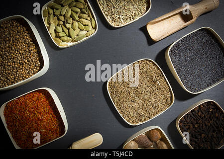 Assortiment d'épices sur une planche à découper en pierre Banque D'Images